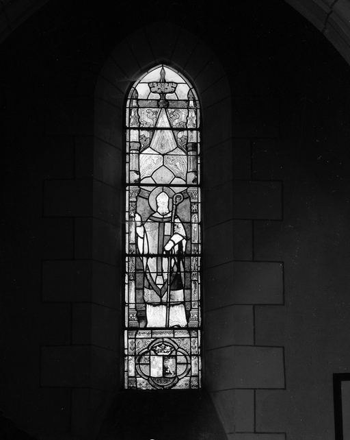Eglise paroissiale Notre-Dame, transept, vue générale d'une des deux verrières, Saint Jacques de Compostelle (baies n°1,4).