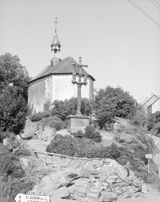 Vue du calvaire et de la chapelle.