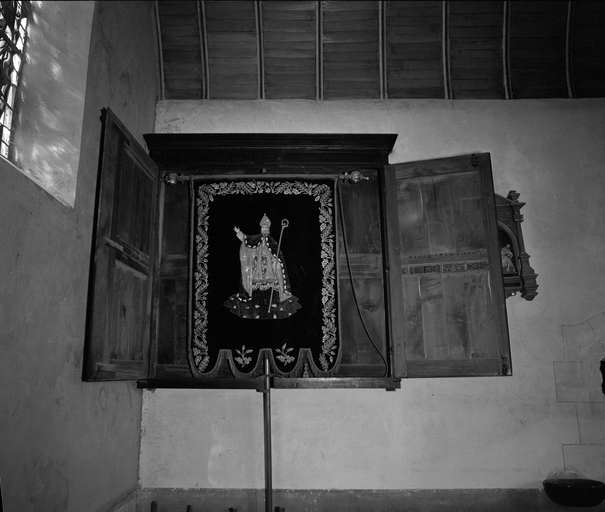 Armoire à bannière ouverte, vue générale.