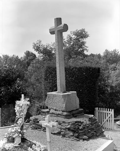 Croix de cimetière, vue générale.