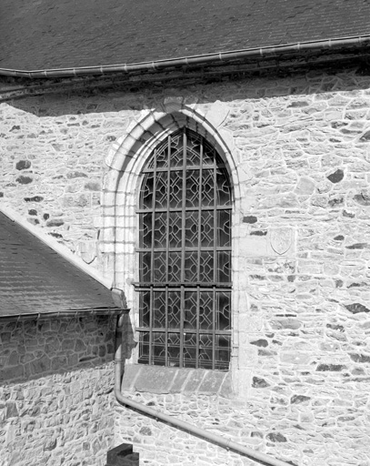 Mur sud, détail de la fenêtre du choeur.