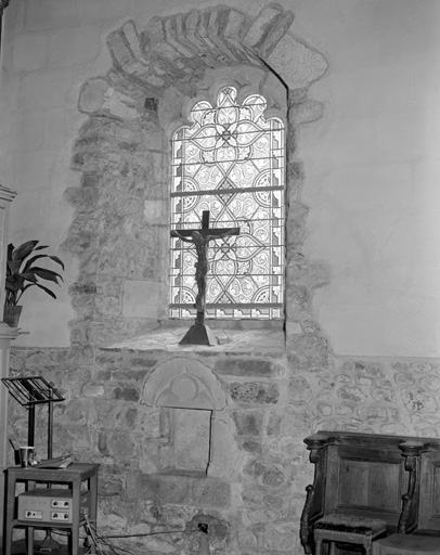 Choeur, vue de la fenêtre et de la niche crédence.