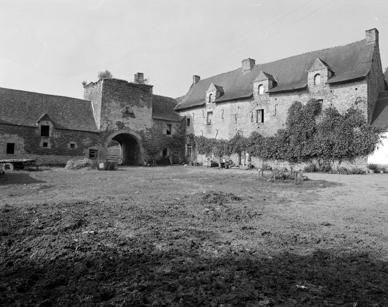 Manoir, corps de passage et logis : vue générale depuis le sud (état en 1984)