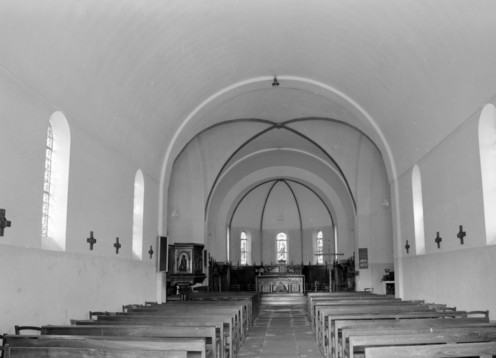 Église : vue générale vers le choeur (état en 1984)