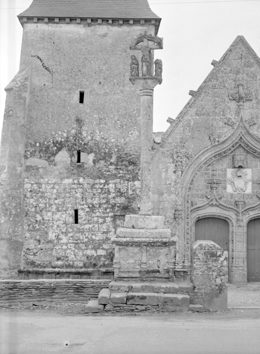 Croix 1 : face portant le Christ en croix (état en 1984) ; Croix monumentale 1 : face portant le Calvaire (état en 1984)