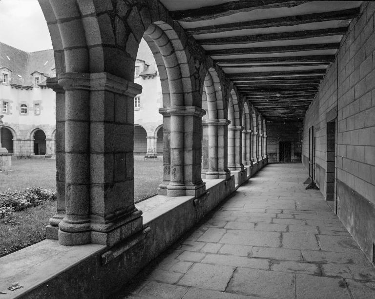 Couvent : le cloître (état en 1984)