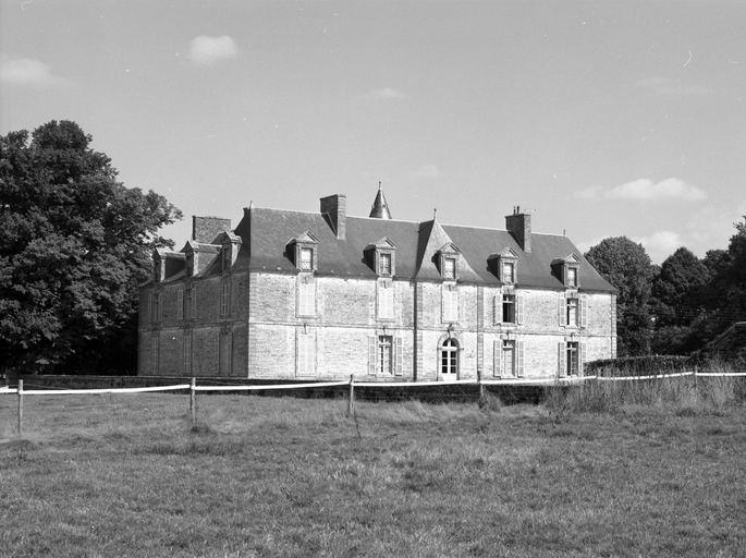 Château : vue générale prise du sud-ouest (état en 1984)