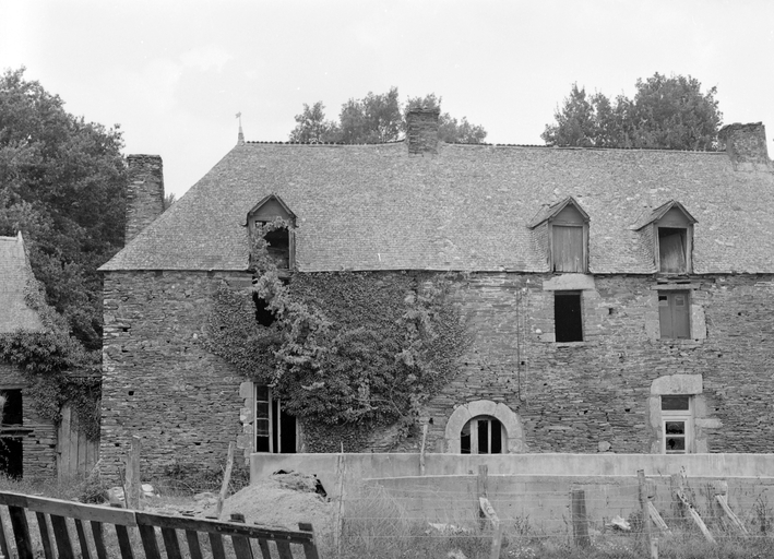 Manoir, actuellement dépendance agricole, le Bois Hellio (Ploërmel)