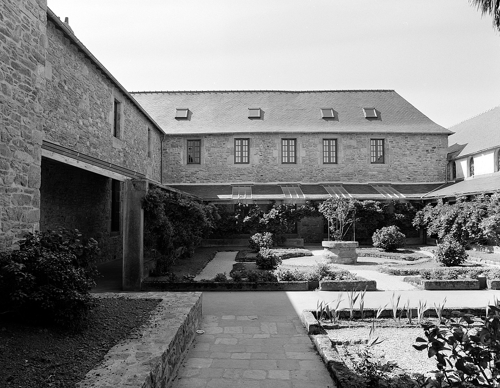 Ancien cloître, vue prise de l'ouest