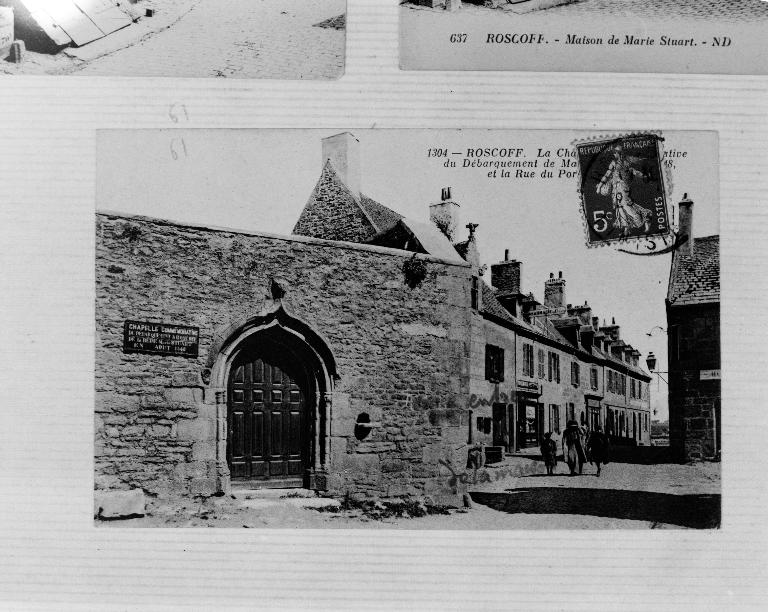 Galerie Morgane : La chapelle commémorative du Débarquement de Roscoff et la rue du Port. Coll. N.D.