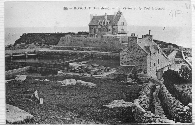 Vue générale du réduit de batterie de côte de Bloscon transformé en manoir, carte postale ancienne ; Vue générale du réduit de batterie de côte de Bloscon transformé en manoir, carte postale ancienne
