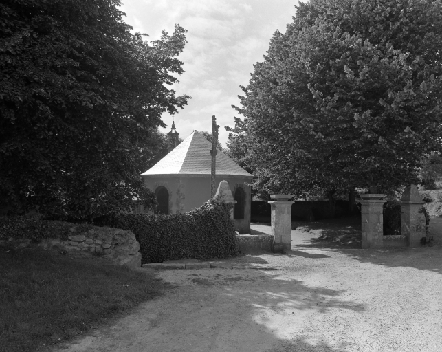 Chapelle et enclos : vue de situation prise de l'est