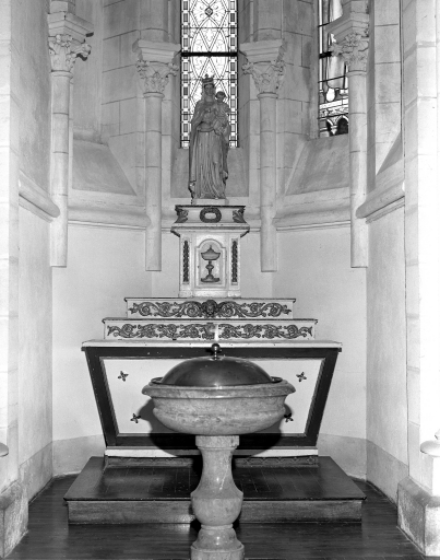 Autels (2), tabernacle, exposition, gradins d'autel (4) (autel secondaire, autel tombeau)