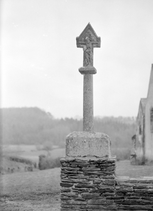 Croix 2, face portant le Christ en croix : vue générale ; Croix de chemin : face portant le Christ en croix (état en 1985)