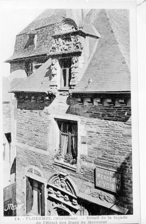 Rue du Duc de Mercoeur, maison dite du Duc de Mercoeur : détail de la partie supérieure. Carte postale, 1er quart 20e siècle