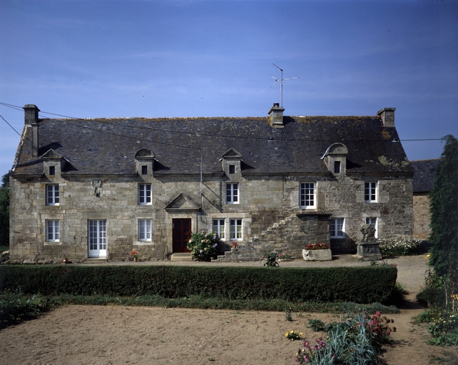 Logis, élévation sud-est.