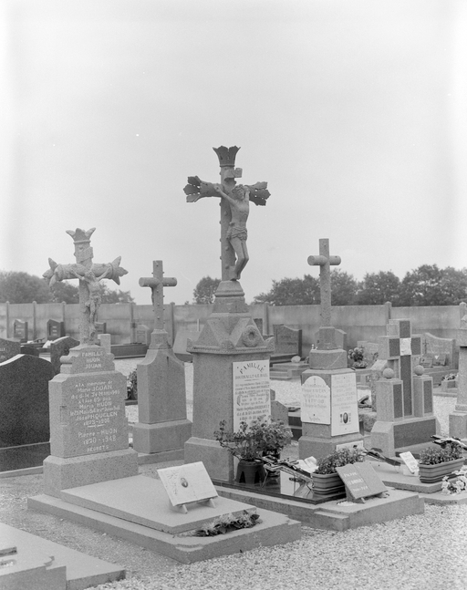 Vue d'ensemble de trois tombes (au centre atelier Morvan, 1933).