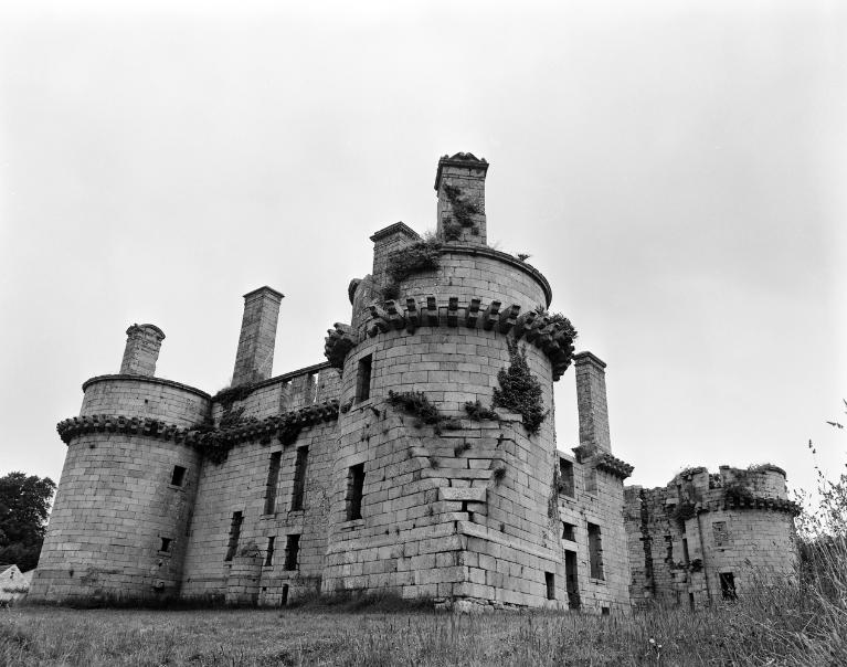 Château de Kergournadec’h et son enceinte défensive (Cléder)