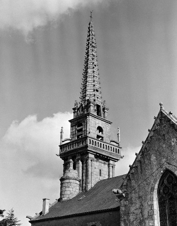 Église : clocher vu du sud-est (état en 1986) ; Église : clocher vu du sud-est (état en 1986)