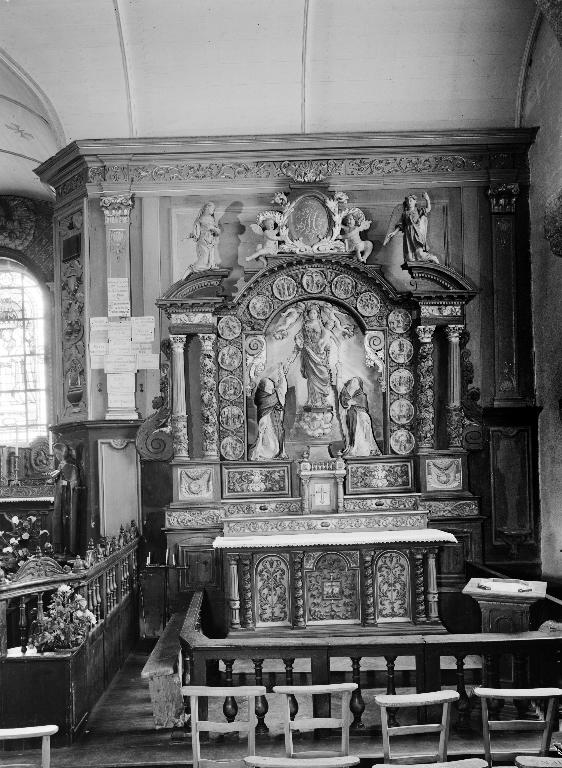 Ensemble de l'autel du Rosaire : autel, tabernacle, deux gradins d'autel, retable, clôture d'autel, église paroissiale Sainte-Édiltrude (Tréflez)