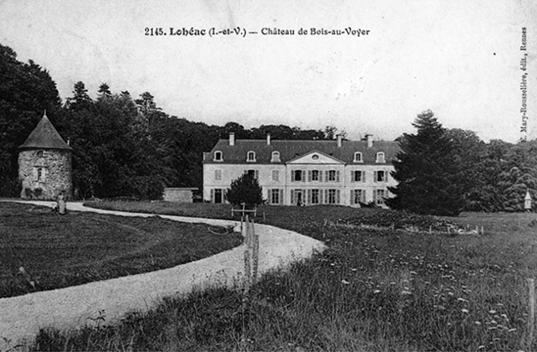 Le château avec le colombier sur une carte postale au début du 20e siècle : vue générale sud-est