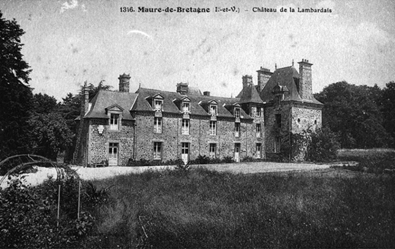 Le château (façade principale), sur une carte postale, après les agrandissements du début du 20e siècle : vue générale sud-ouest