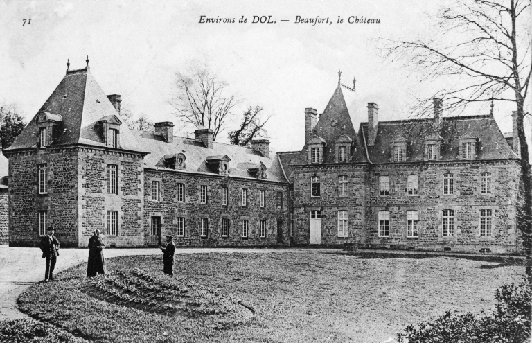 Fonds Lagrée - Carte postale ancienne - 71 - Environs de Dol - Beaufort, le château. ; Vue générale sur la cour intérieure ; Le château sur une carte postale du début du 20e siècle