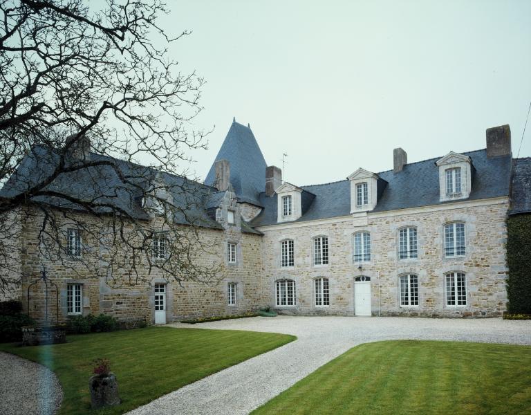 Château, vue générale sur cour.