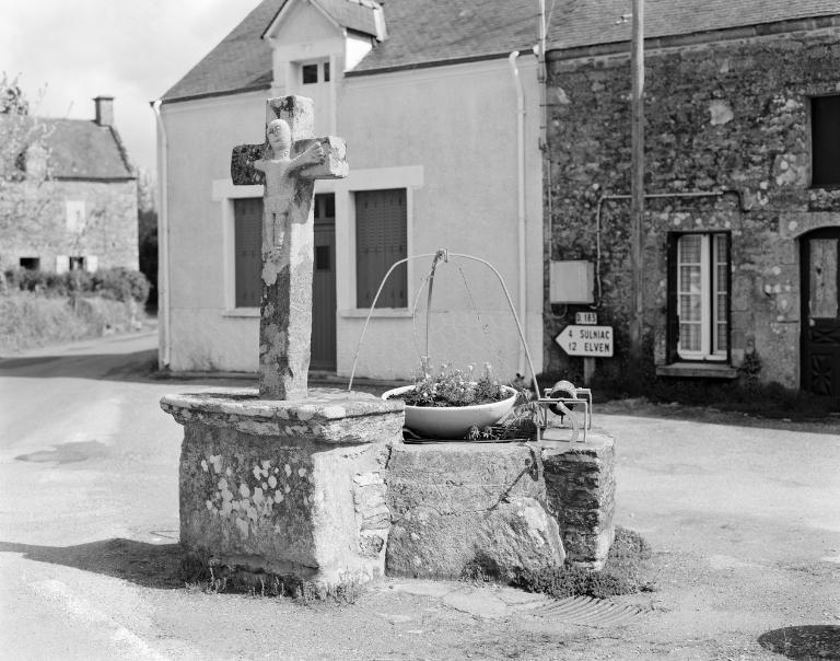 Croix n°1 et puits, vue générale.