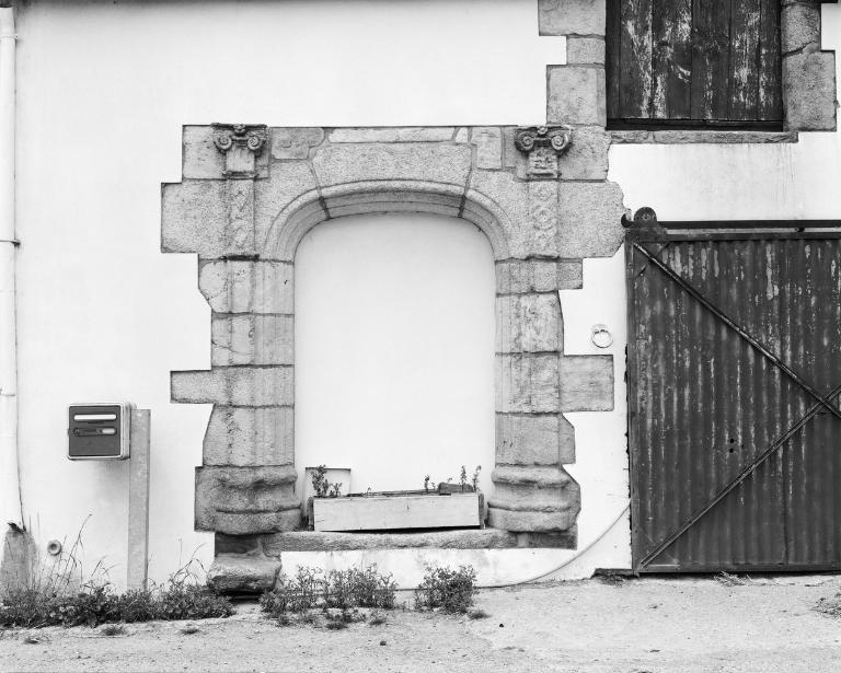 Manoir, porte du logis détruit.