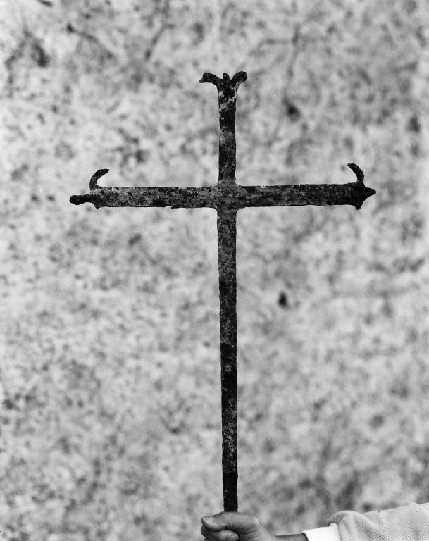 Croix de faîtage ou croix d'autel, vue générale.