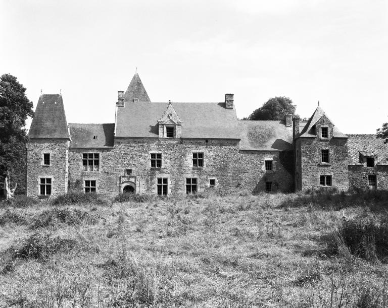 Manoir, élévation sud, vue générale.