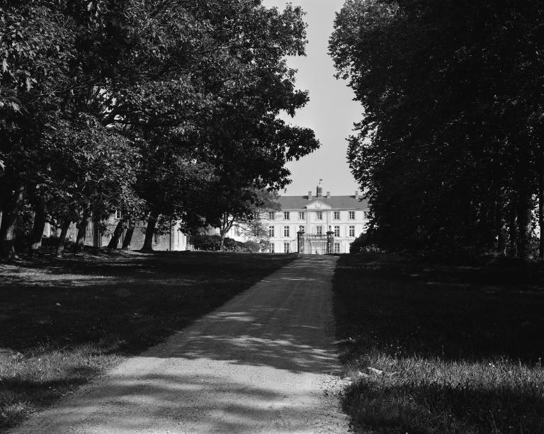 Château, vue de situation prise de l'ouest.