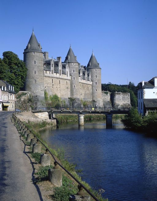 Elévation sur rivière : vue générale prise de l'ouest ; Vue de situation depuis l'amont du pont de Sainte-Croix ; Pont de Sainte-Croix : vue de situation en amont et élévation sud du château (état en 1989)