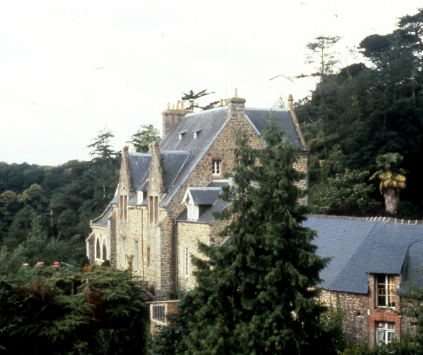 Plouguiel, le manoir du Kestellic et son jardin exotique (ISMH 1992) (cliché Catherine Hervé-Commereuc ; copyright DRAC Bretagne, monuments historiques, 1991-1992)  ; Vue générale (cliché Catherine Hervé-Commereuc ; copyright DRAC Bretagne, monuments historiques, 1991-1992) 
