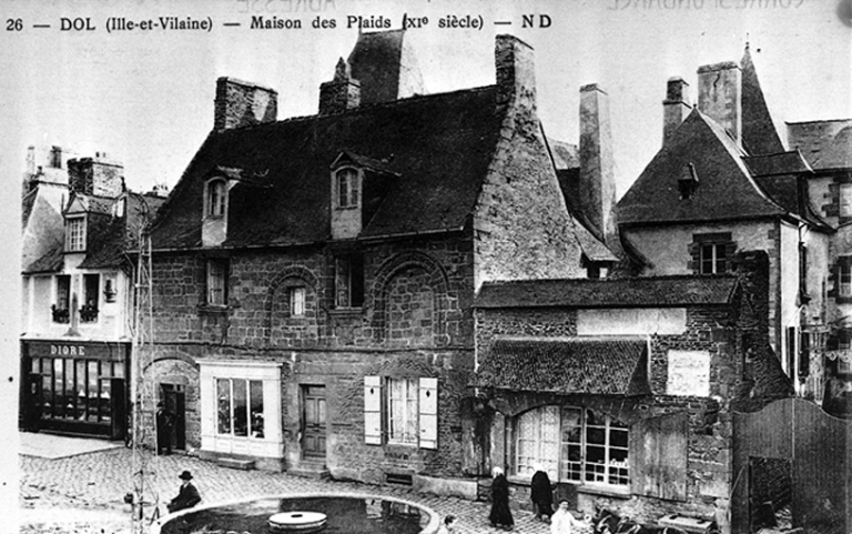 Maison, anciennement dite des Plaids, actuellement dite des Petits Palets, 17 rue Grande-Rue des Stuarts (Dol-de-Bretagne)