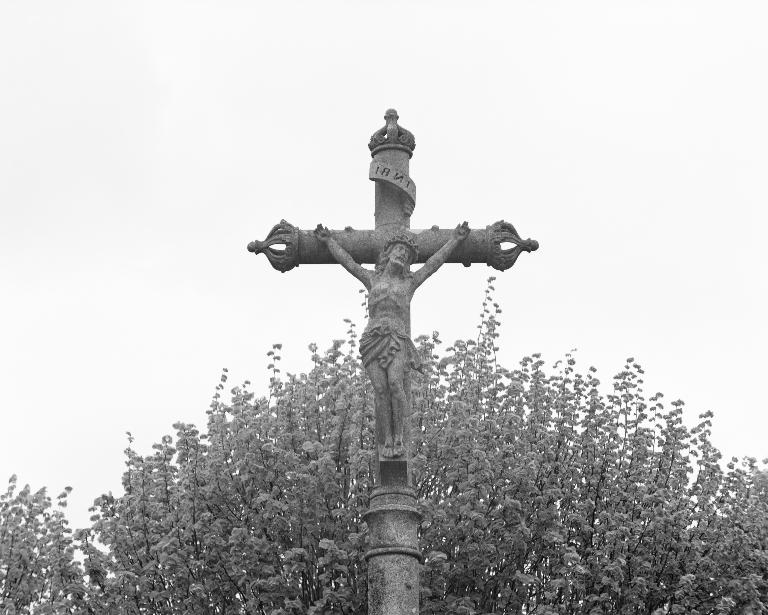 Calvaire de la Place : le Christ en croix (état en 1991) ; Calvaire de la Place, détail du Christ.