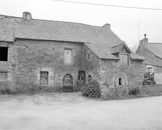 Saint-Gobrien, maison parcelles 63-64.