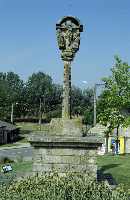 Croix monumentale, face portant le Christ en croix : vue générale