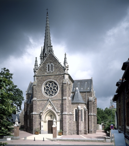 Vue générale de la façade sur la place de l'Eglise