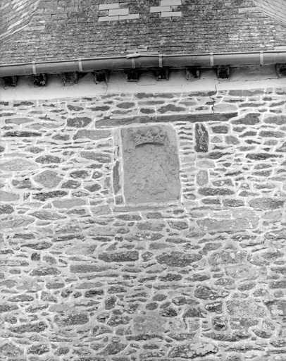 Elévation Est, chevet, blason : vue générale