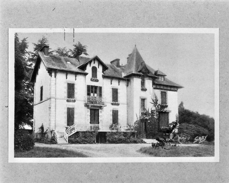 Château de Saint-Gurval, vue générale. (reproduction carte postale ancienne, collection A. Lamiré, Editeur Rennes).