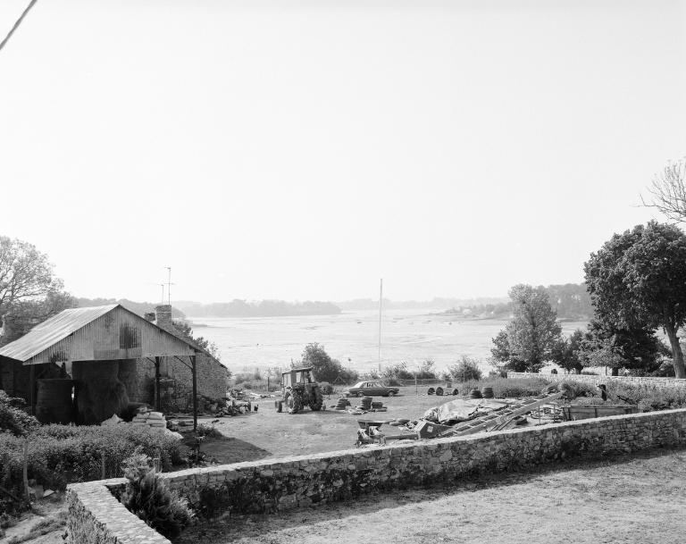 Vue de situation prise vers le golfe.