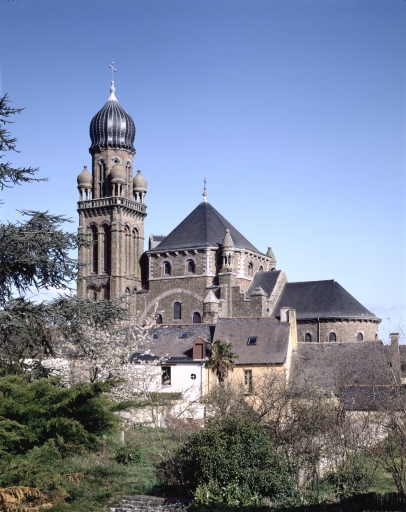 Eglise paroissiale Saint-Pierre, place de l'Eglise (Corps-Nuds)