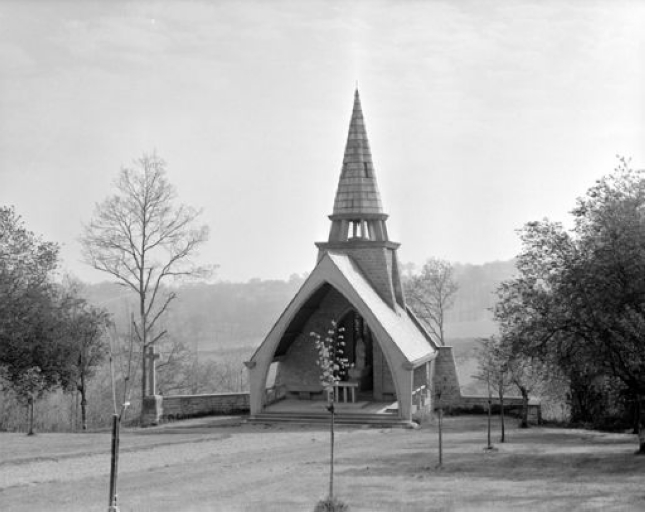 Vue générale ; La chapelle Sainte-Anne reconstruite en 1954