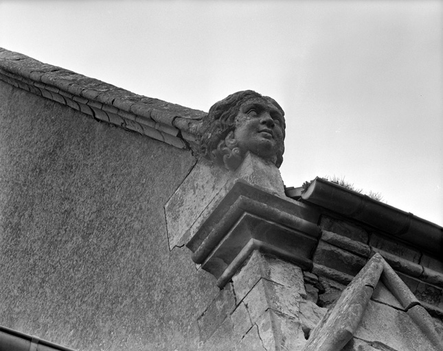 Elévation Est, pignon Sud, tête de femme : vue générale