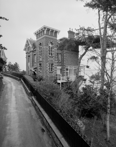 Vue générale de la façade latérale droite.