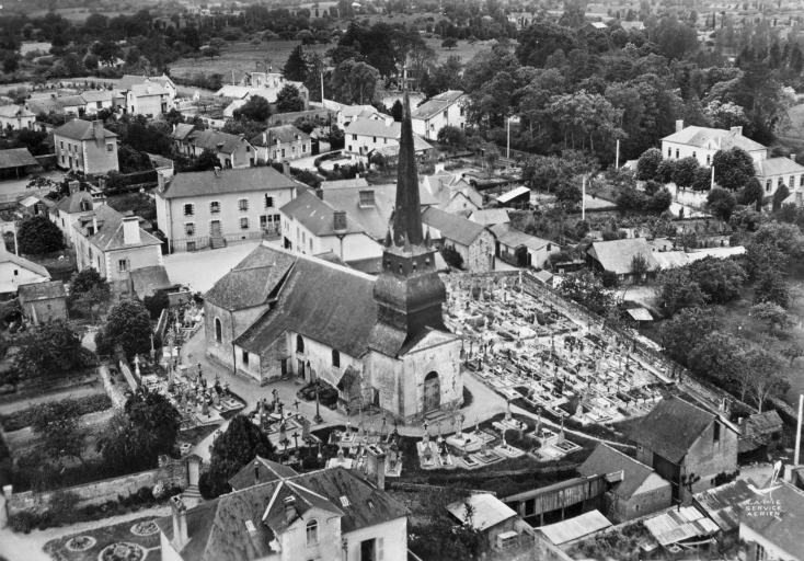 L'église et son cimetière (carte postale du début du 20e siècle) ; L'église et son cimetière (carte postale du début du 20e siècle)