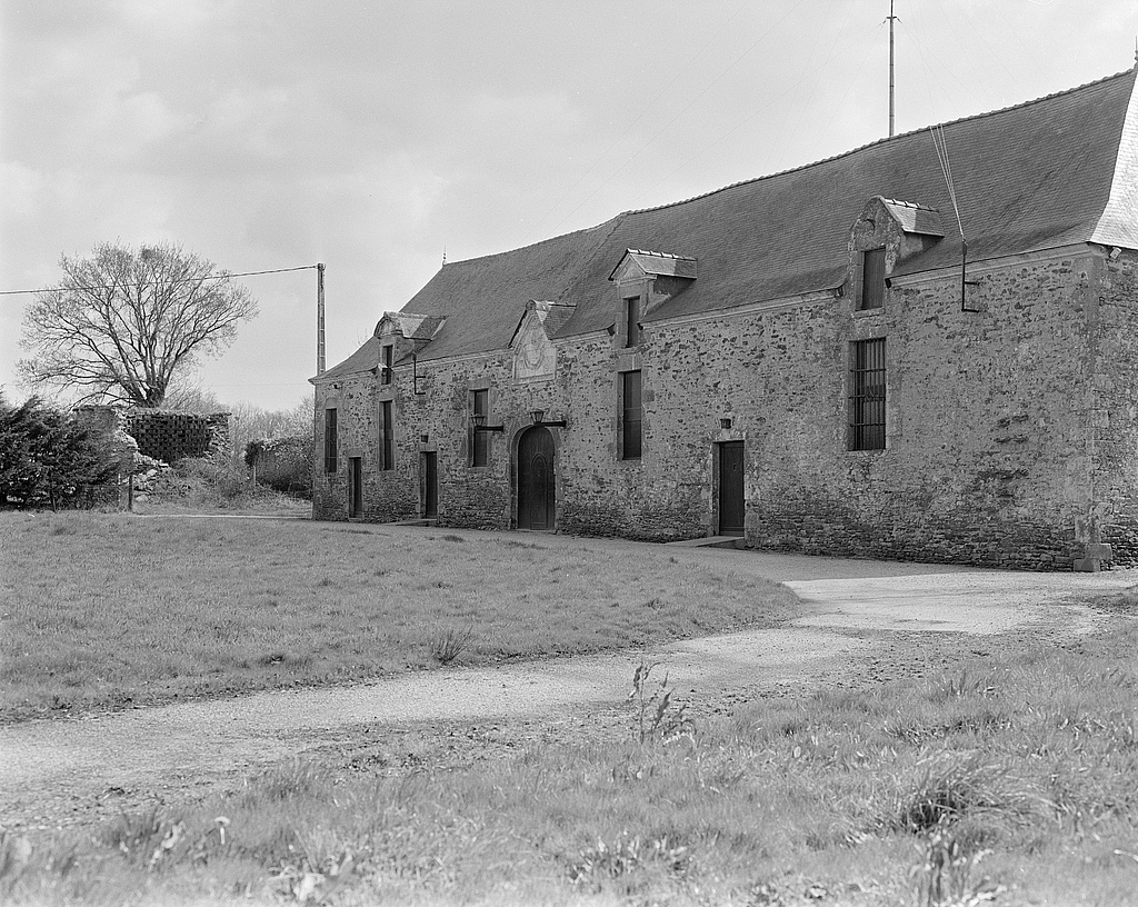 Colombier et communs, vue générale nord-ouest.