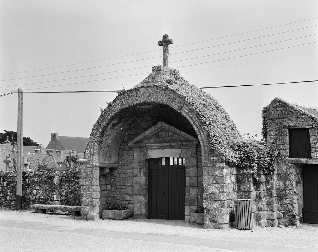 Ancienne église, porche ouest, vestiges.